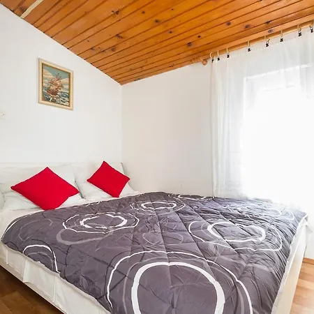 Apartment Traditional Style Apartment *